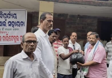 ଧର୍ନୁଜୟ ବିଶ୍ୱାଳ ଚାରିଟବେୁଲ ଟ୍ରଷ୍ଟ ପକ୍ଷରୁ ବନ୍ୟା ବିପନ୍ନଙ୍କୁ ସହାୟତା