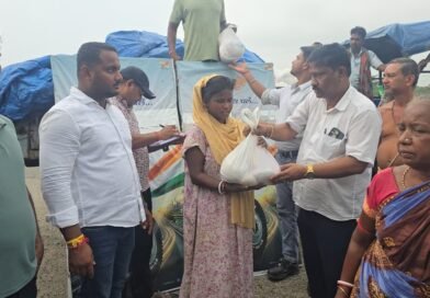 ପାଣି ଘେରରେ ରହିଥିବା ଲୋକଙ୍କୁ ଶୁଖିଲା ଖାଦ୍ୟ ବଣ୍ଟନ କଲେ ରେମୁଣା ବିଧାୟକ